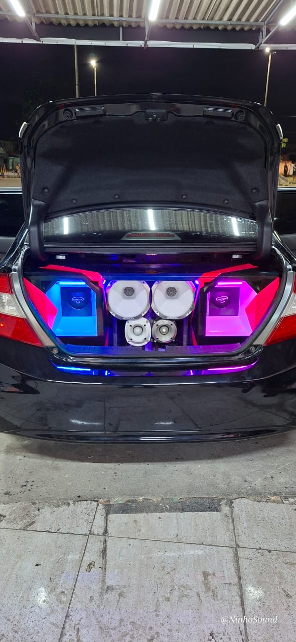 Sedã com porta-malas iluminado
