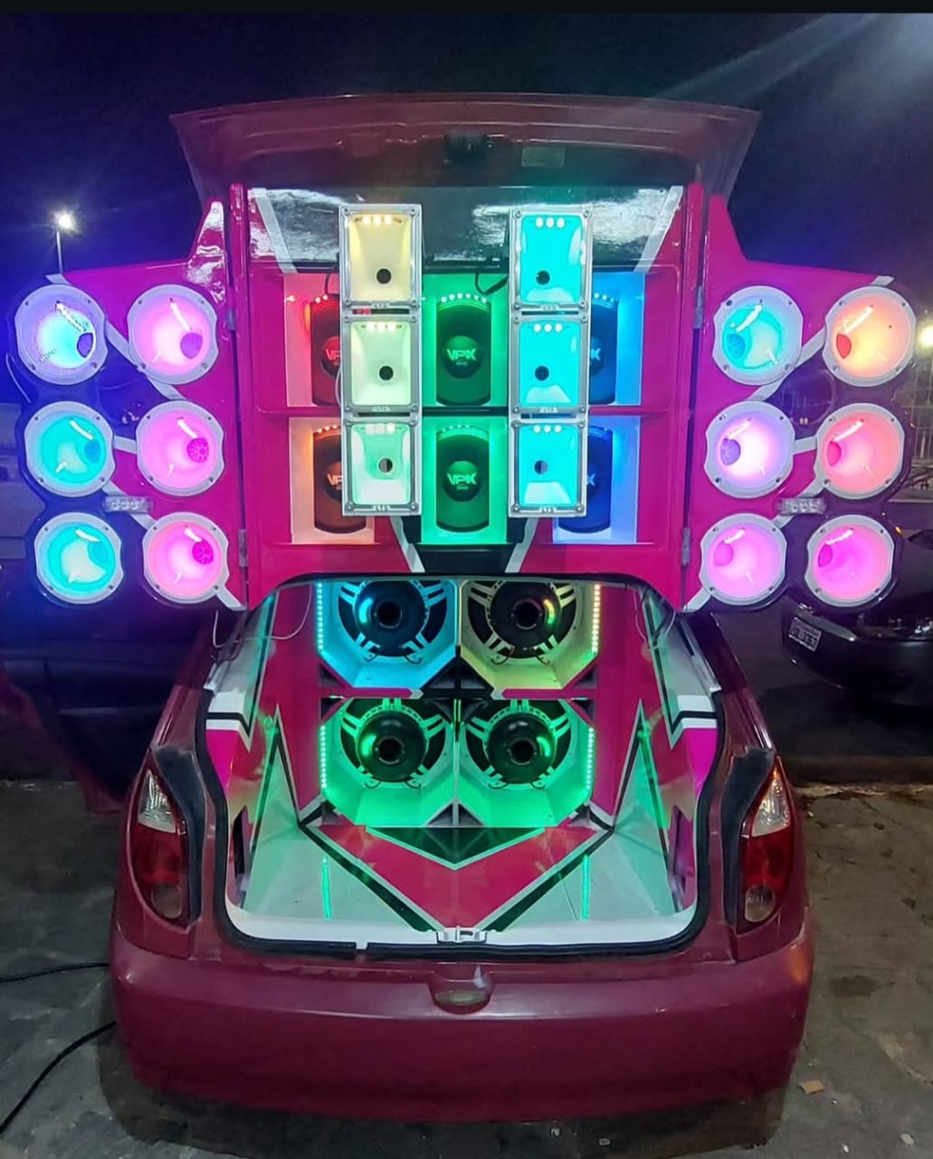Hatch com LED nas portas e no porta-malas